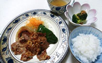 昼の献立:ごはん、豚肉のしょうが焼き、ブロッコリーのポン酢和え、コンソメスープ