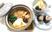 夜の献立:味噌煮込み風うどん、天むす、フルーツの盛り合わせ