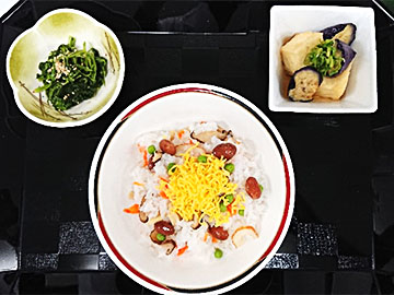 昼の献立:自慢の1品「金時豆入りバラ寿司」、ほうれん草のごま和え、なすと豆腐の揚げ浸し