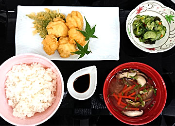 夜の献立:ごはん、ハモの天ぷら、胡瓜もみ、そば米汁