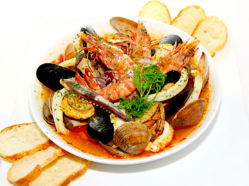 新鮮な野菜や魚介類、オリーブオイル