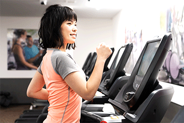 写真：トレッドミルやインドアサイクリングを使った運動