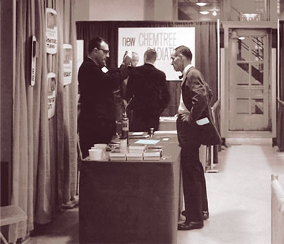 図4：学会場でのクックさん（左）とドッター先生（右）