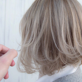 ミルクティーベージュ ボブ ホワイトグレージュ ベージュ 5koyomi ニシモリ ショウヘイ Hair