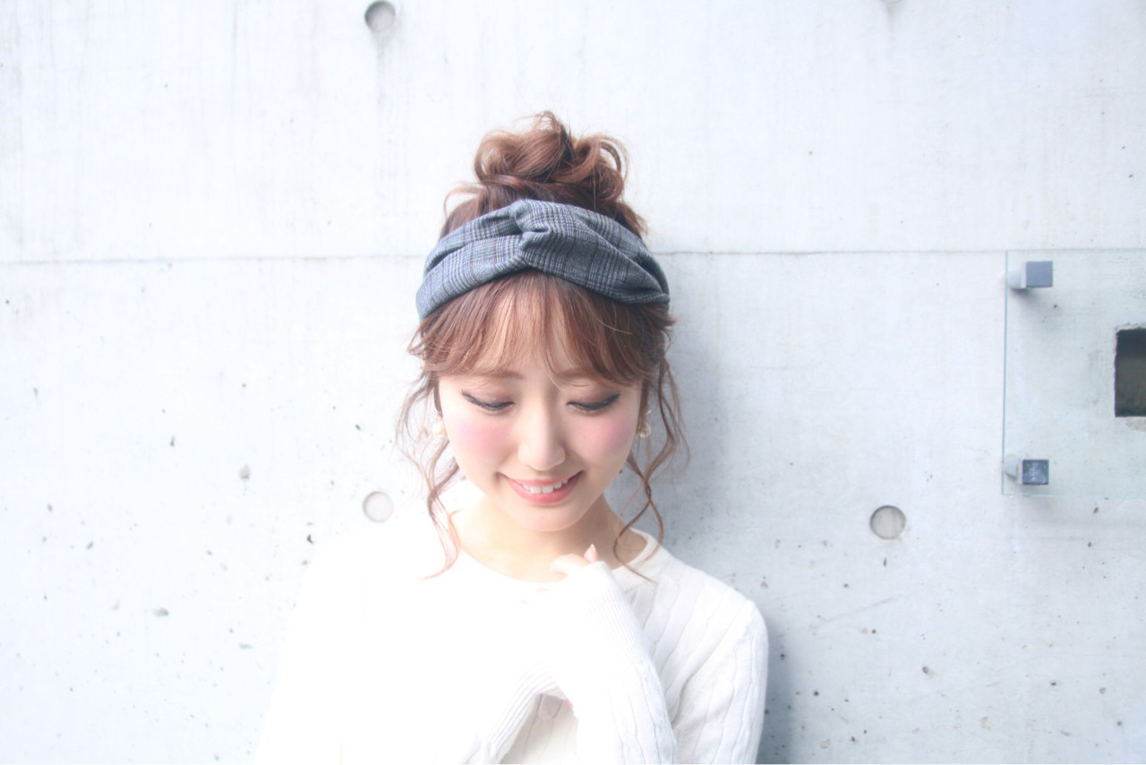 ヘアバンド×お団子アレンジ