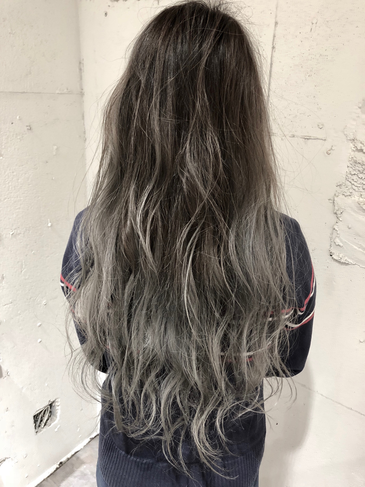 年のベスト シルバー アッシュ ロング ヘアスタイルコレクション