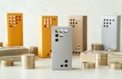 在庫件数、新規登録件数ともに減少の首都圏中古マンション。海外マネー流入で成約単価はバブル期と同水準に