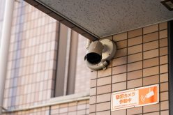暮らしに溶け込む防犯カメラが与える安心感。その一方で不快という声も？意識調査から見えた現実