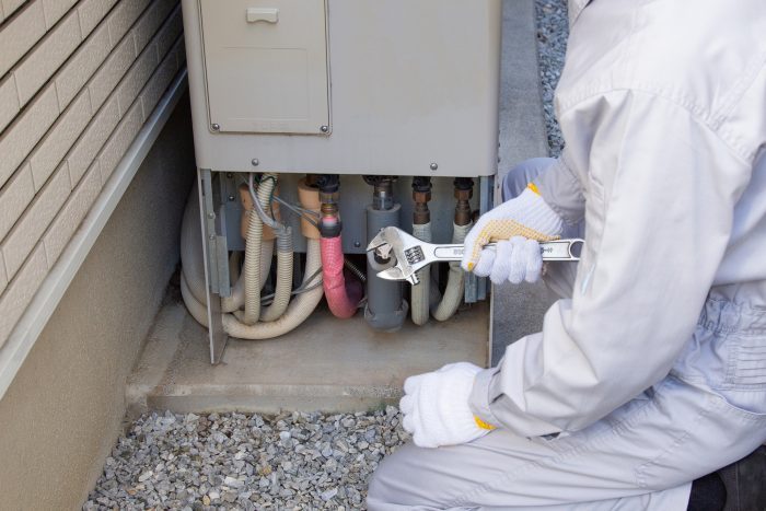 アパート・賃貸マンションの給湯器はいつ替える？電気温水器の寿命と&ldquo;一棟更新&rdquo;で考える設備投資2