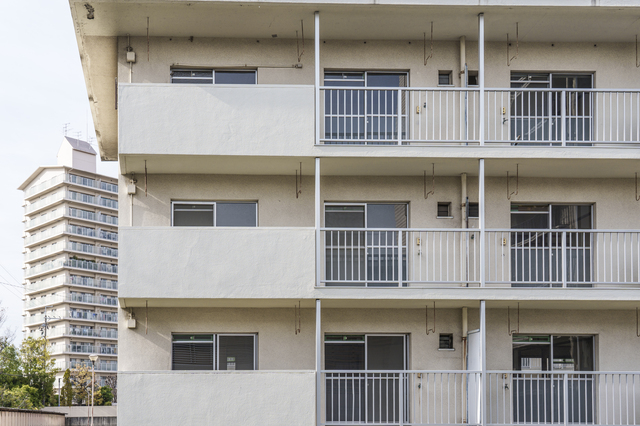アパート・賃貸マンションの給湯器はいつ替える？電気温水器の寿命と&ldquo;一棟更新&rdquo;で考える設備投資2