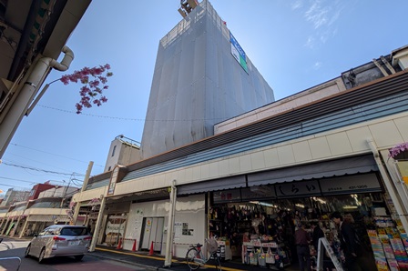 【横浜・大口駅から徒歩3分の好立地に建築中】商店街に面した間口7.4ｍの土地を最大限活用した設計の工夫はぜひ現地で確認を。構造内部と完成後の様子がまとめて見られる事務所併用賃貸マンションの構造見学会｜朝日建設0
