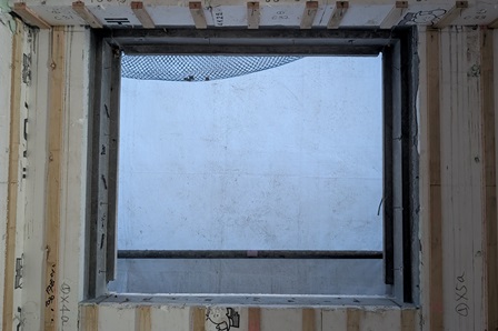 【横浜・大口駅から徒歩3分の好立地に建築中】商店街に面した間口7.4ｍの土地を最大限活用した設計の工夫はぜひ現地で確認を。構造内部と完成後の様子がまとめて見られる事務所併用賃貸マンションの構造見学会｜朝日建設0