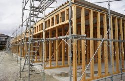 建築費・工期を3割削減する新工法「シンプルツーバイフォー」とは？天井高3mを実現する、プレカット不要のシンプルな仕組みを解説