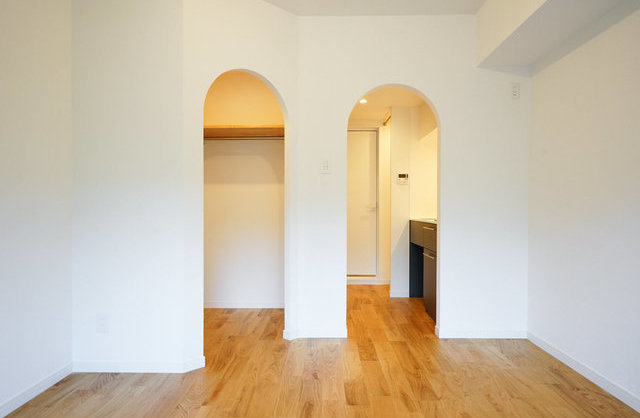 TOMOS Wアーチがお出迎えの内観