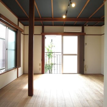 レトロ感が漂う。の内観