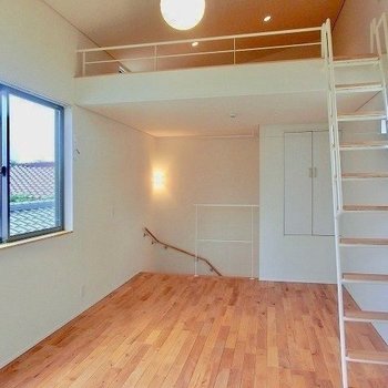 真紅のアクセントの内観