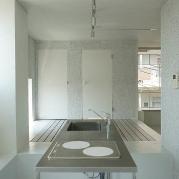 白い箱を開くとの内観