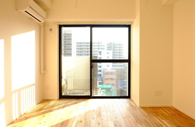 午後1時の休日の内観