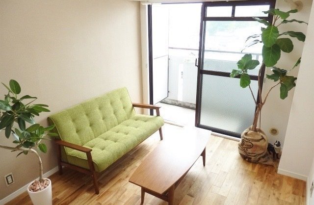 TOMOS 街とカフェラテの内観