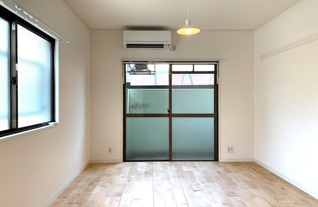 TOMOS 街路樹の先にの内観