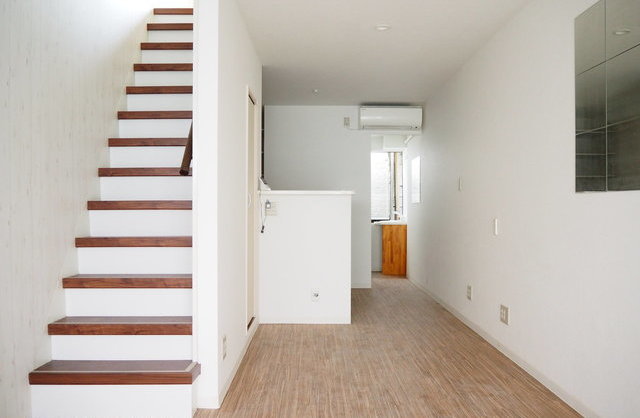 秘密の二階建ての内観