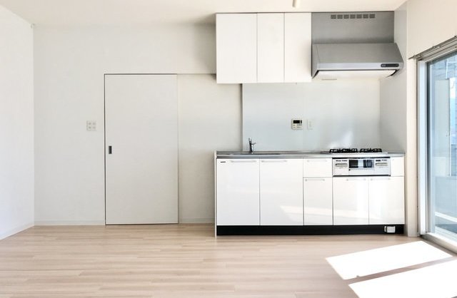 青空とキラキラ太陽の内観