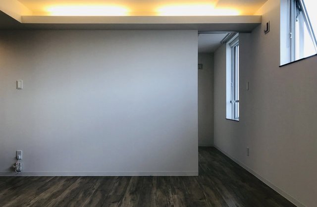 暖色系で灯すの内観