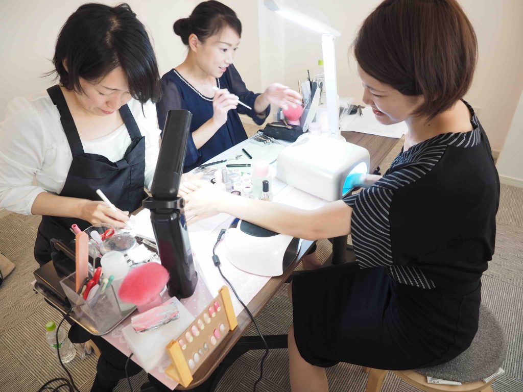 ネイリスト サロン以外のお仕事 出張ネイルとは 出張ネイリストに取材 Zehitomo Journal