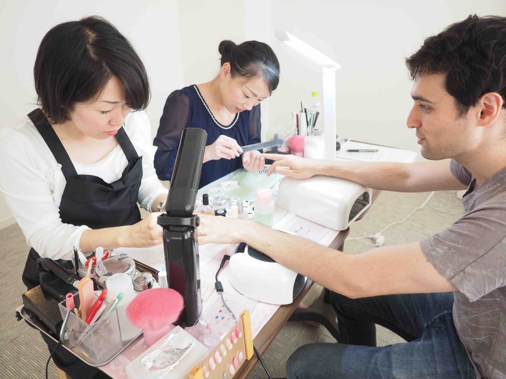 ネイリスト サロン以外のお仕事 出張ネイルとは 出張ネイリストに取材 Zehitomo Journal