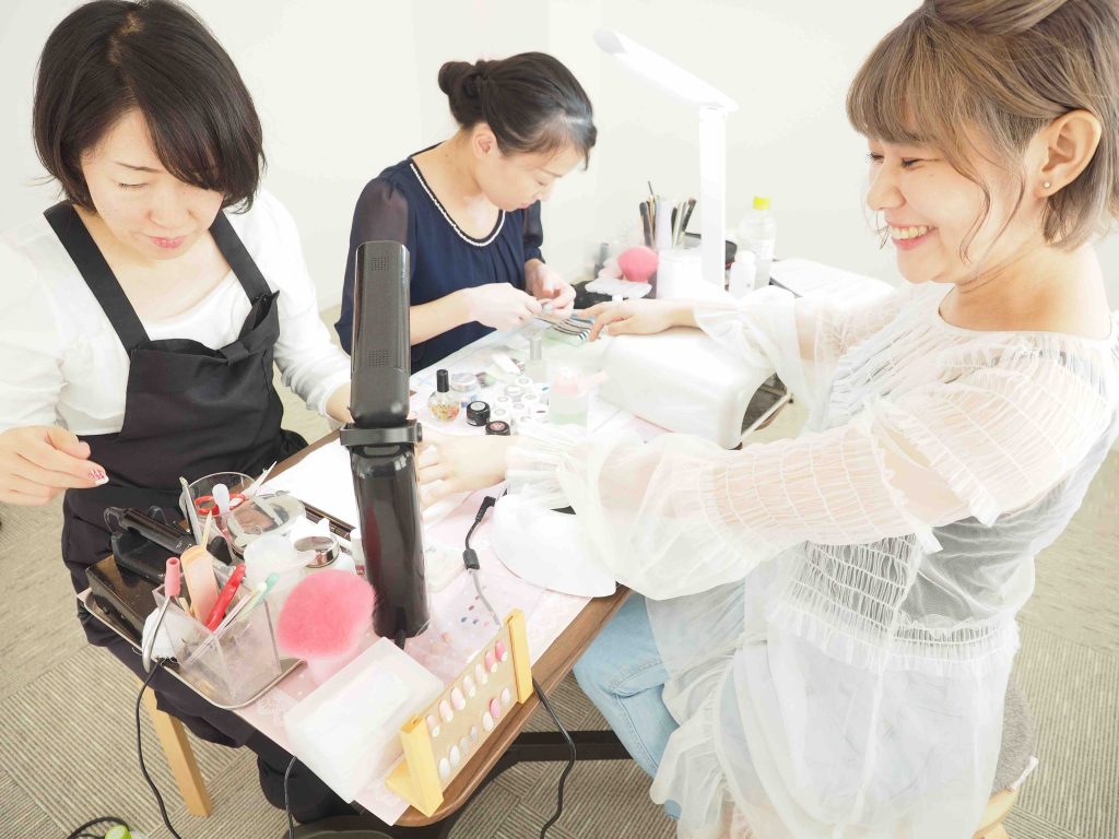 ネイリスト サロン以外のお仕事 出張ネイルとは 出張ネイリストに取材 Zehitomo Journal