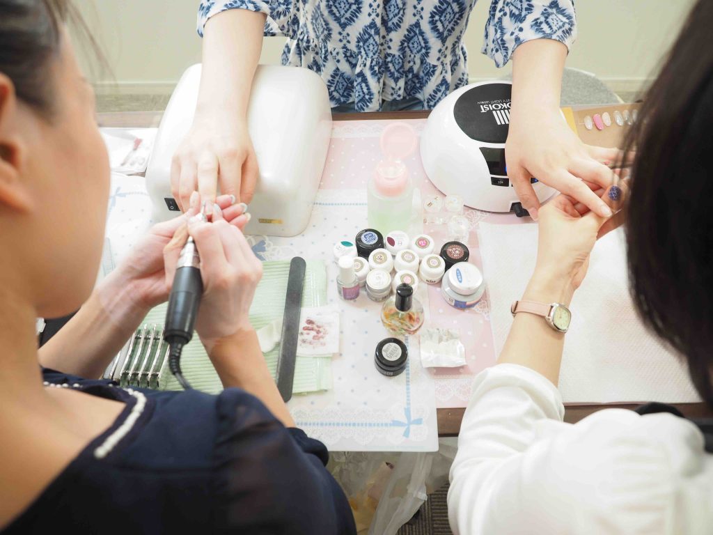 ネイリスト サロン以外のお仕事 出張ネイルとは 出張ネイリストに取材 Zehitomo Journal
