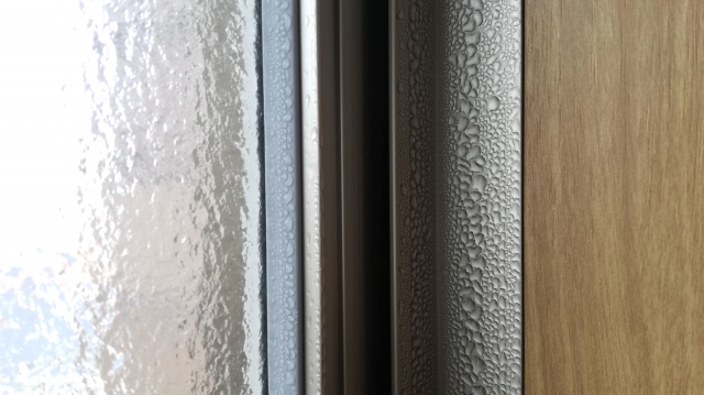 カーテンに生えたカビの落とし方 簡単なコツと予防法を解説 Zehitomo Journal