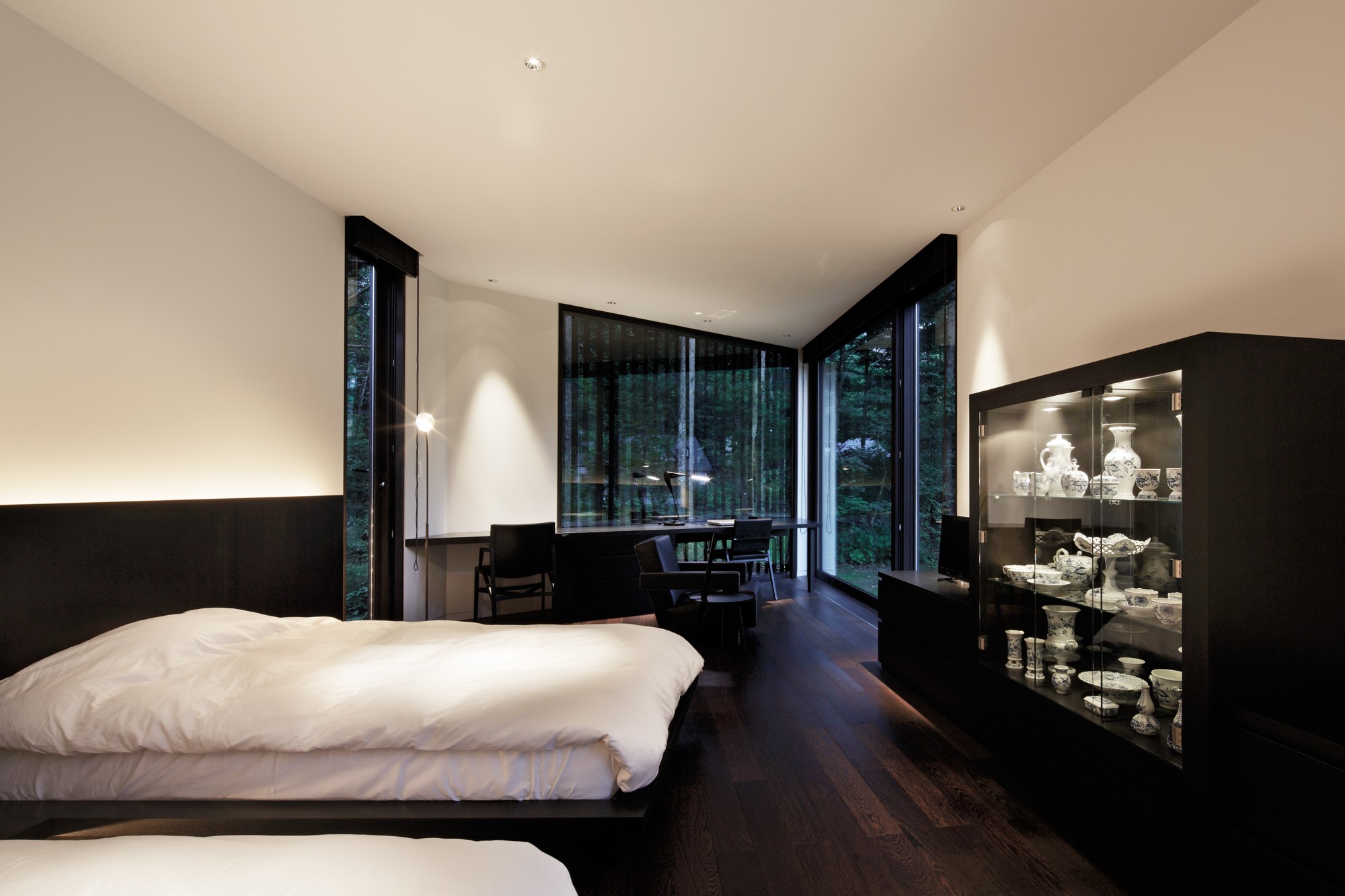 天井高約4mの寝室 写真 専門家プロファイル