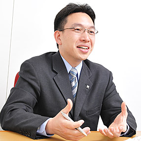 真山 英二
