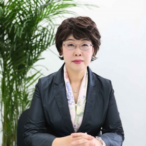 安達瑠依子