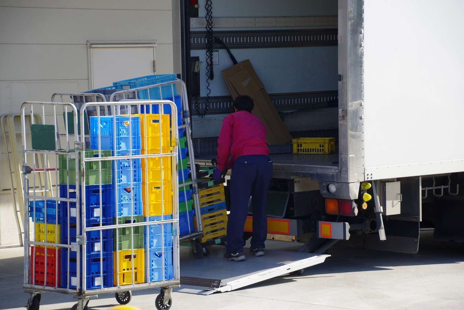 重い荷物を素早く安全に運びたい時は カゴ車を活用している業者に依頼を 東京都八王子で運送業者は株式会社翼