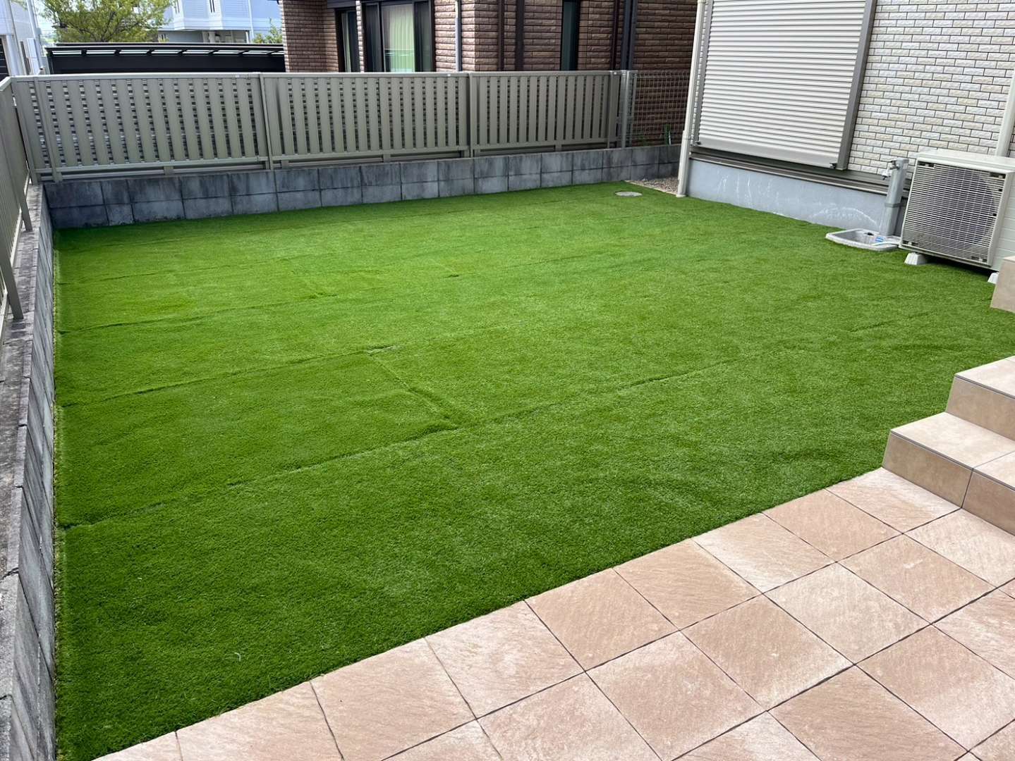 天然芝をやめて人工芝に変えたらどうなる？本音で語る切り替えの損得 | 加東市,小野市,加西市の外構工事やエクステリアは庭楽館へ