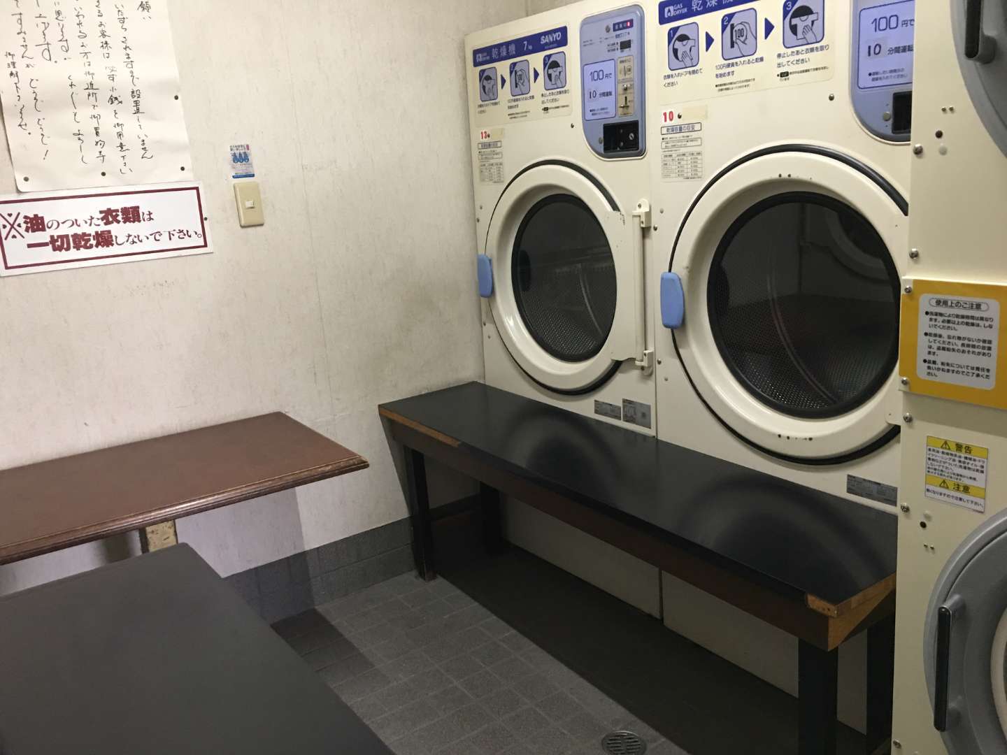 大阪市住之江区のコインランドリーにてガス乾燥機の入替工事 普段見れないバックヤードがどうなっているか 店舗をみるだけじゃわからないコインランドリーの裏側はこうなってます 豊中市で業務用冷蔵庫設置や冷凍機 フロンガス回収ならトライサービスへ