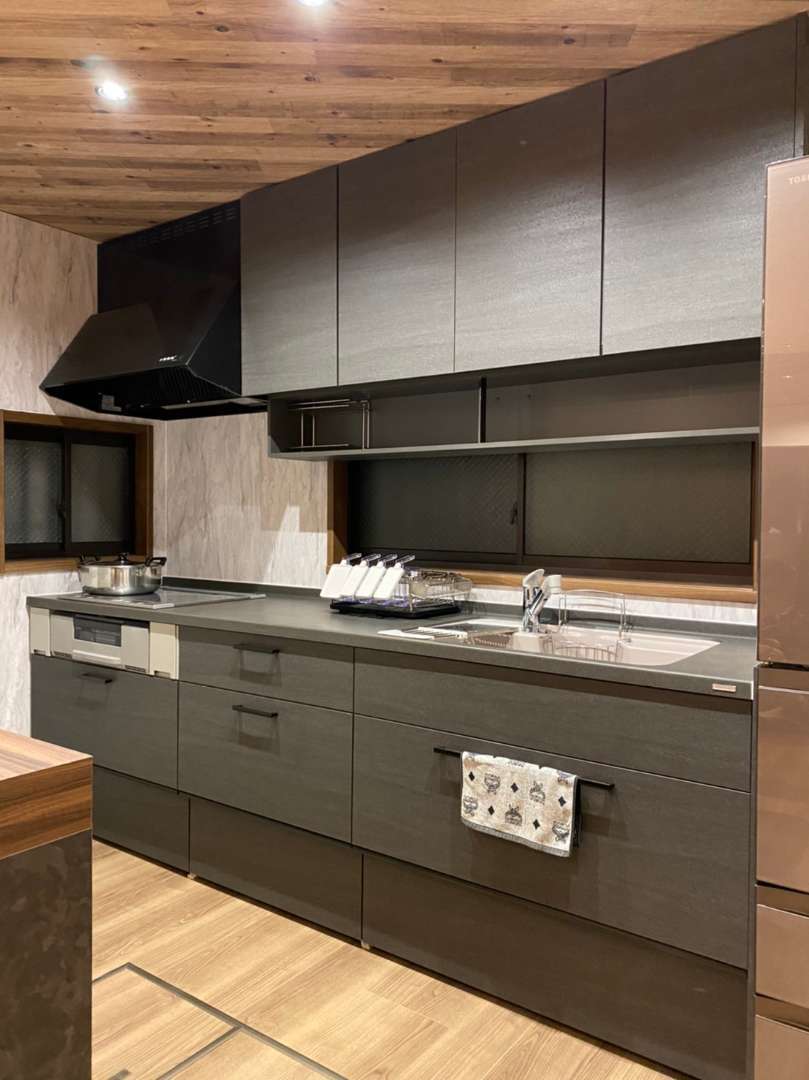 グレー木目調キッチンカウンター キッチンカウンター上 収納