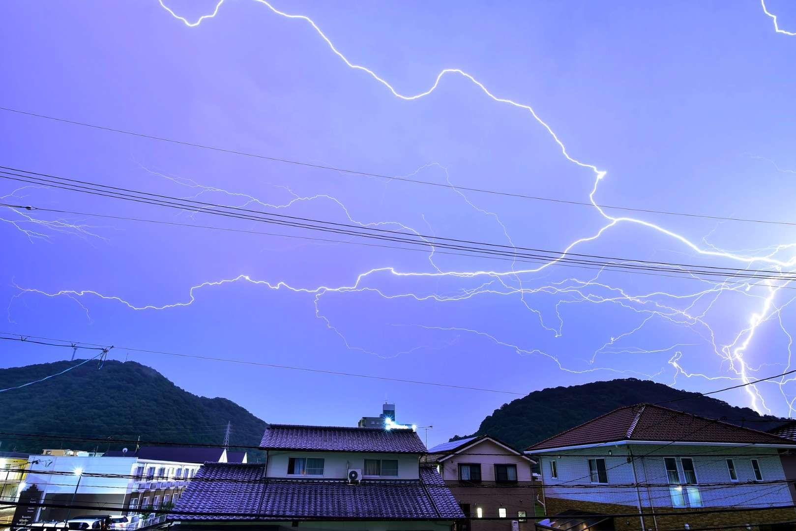 避雷針や避雷器って必要なの 仕組みや設置の義務 種類について解説 千葉県で電気工事なら和興電業株式会社まで 避雷針や避雷器って必要なの 仕組みや設置の義務 種類について解説 千葉県で電気工事なら和興電業株式会社まで