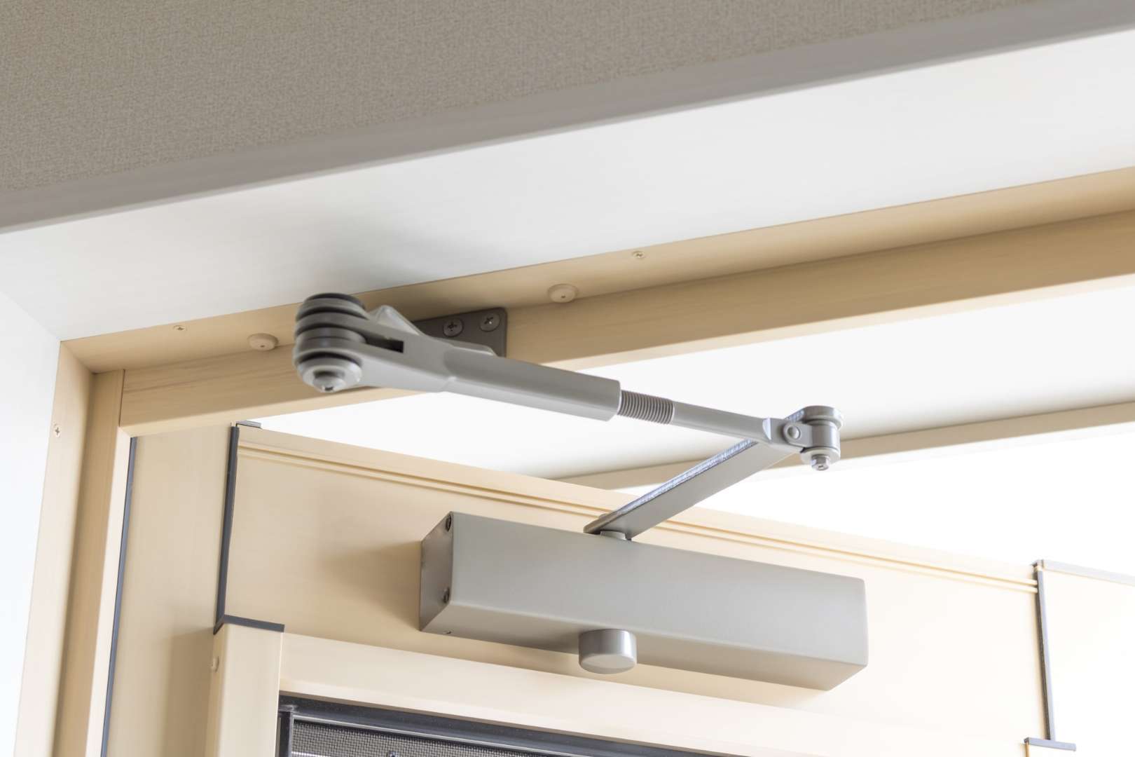 バタン音をなくして快適な暮らしを 埼玉県さいたま市のガラス建材の高山ガラス店は埼玉県を中心に東京都 神奈川県 千葉県で窓 ドア の設置工事を展開しています