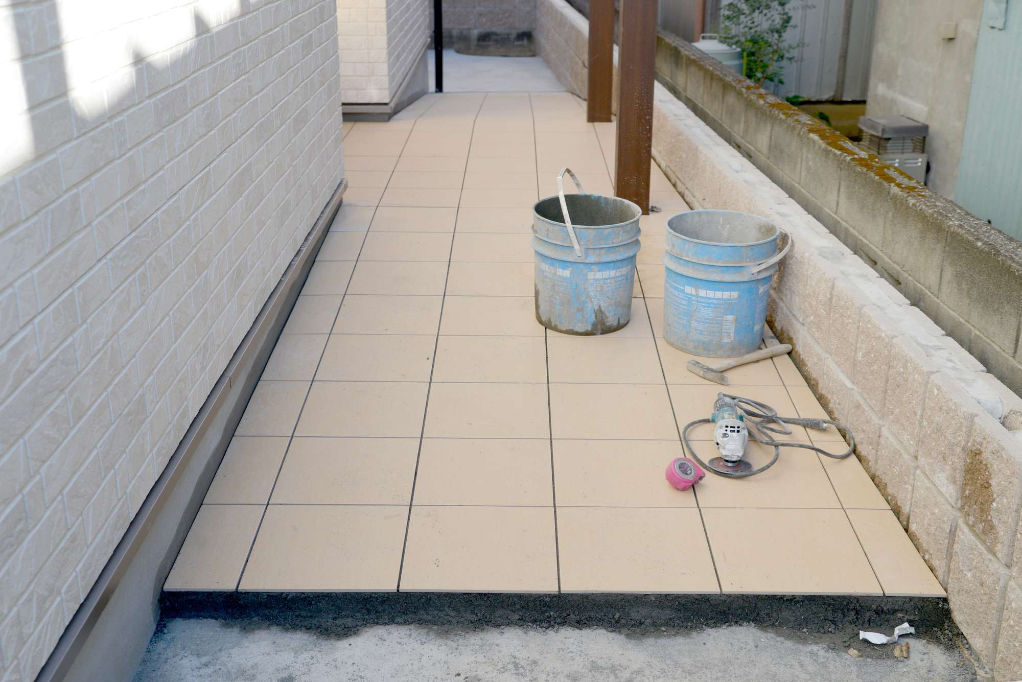 雨や夜露が起きても滑りにくい 秋にチェックしたい玄関アプローチ8選 有限会社愛産