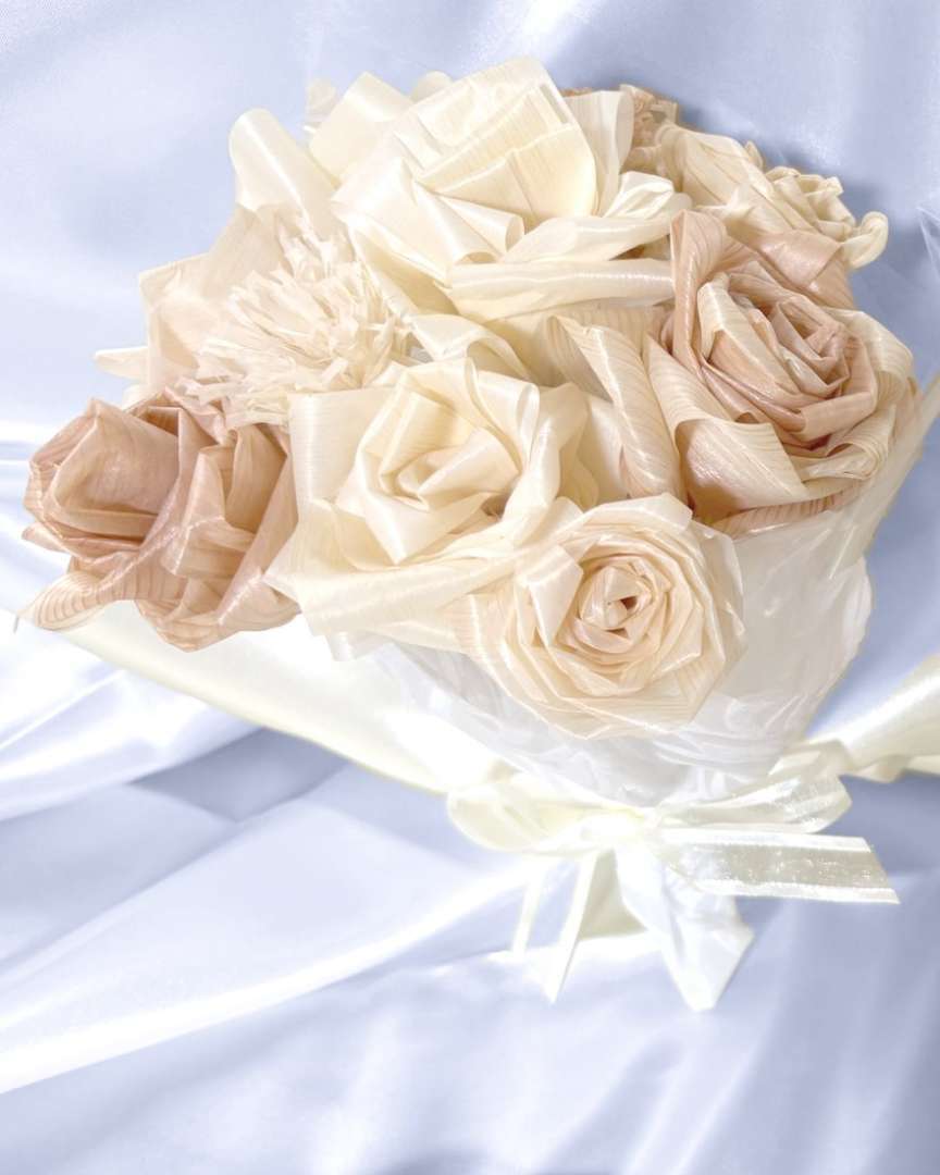 アイボリーとローズ色の花を束ねた、削り花の花束