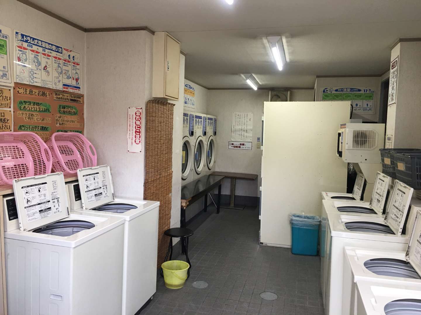 大阪市住之江区のコインランドリーにてガス乾燥機の入替工事 普段見れないバックヤードがどうなっているか 店舗をみるだけじゃわからないコインランドリーの裏側はこうなってます 豊中市で業務用冷蔵庫設置や冷凍機 フロンガス回収ならトライサービスへ