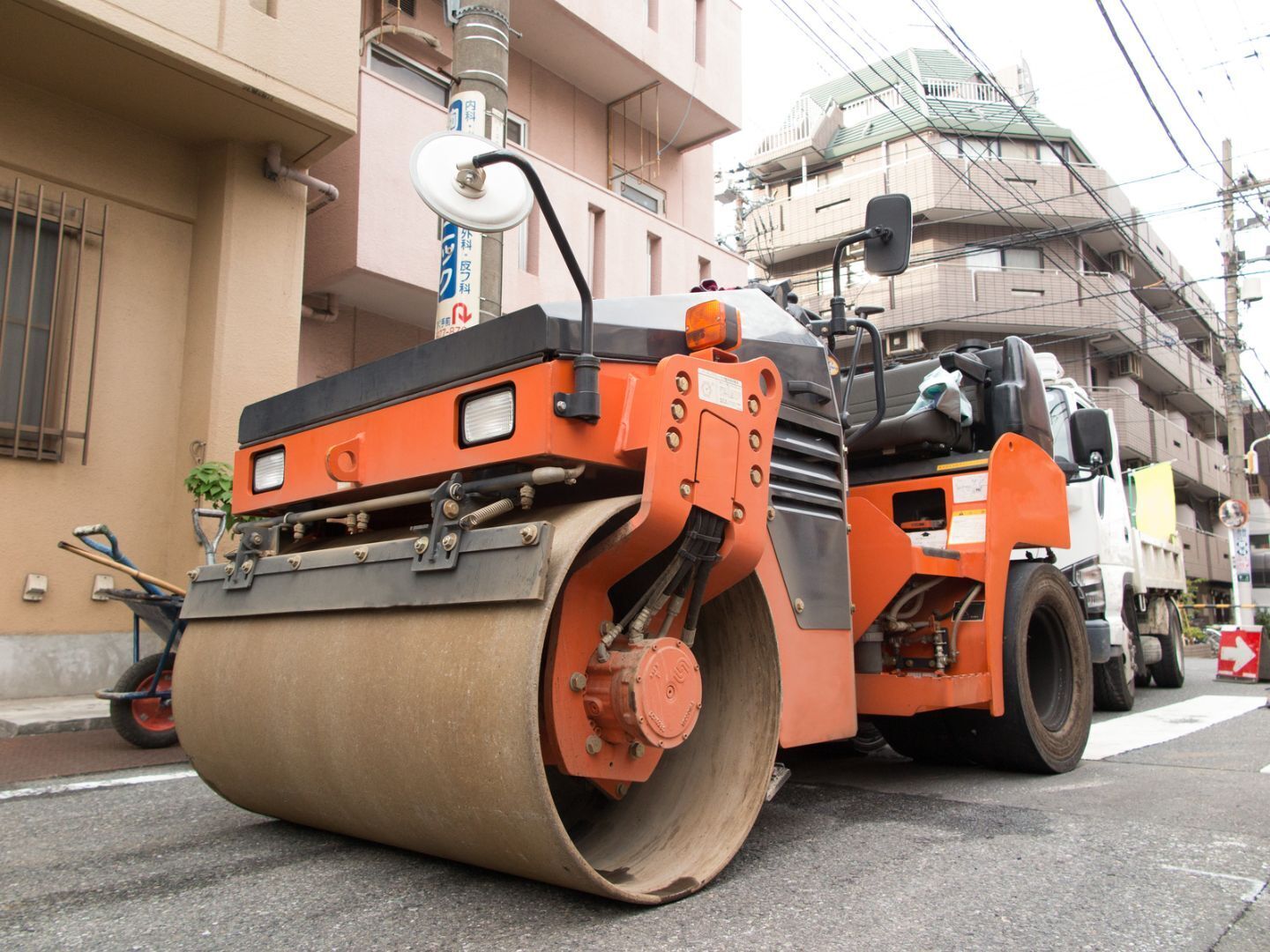 【技能が活かせる】バックホウ・タイヤローラー等の重機操作による土木・舗装工事でのオペレーター