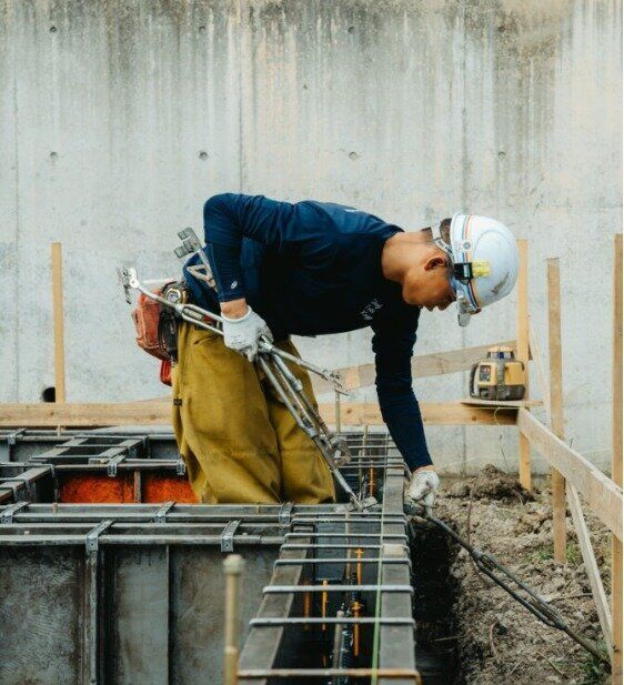 基礎工事から重機オペレーターへ！| 未経験歓迎 | 年収1,000万も可！| 土日祝休める|月給25万〜・残業月5h以下 | 未経験OK・資格費用全額負担|