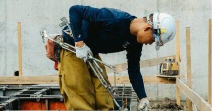基礎工事から重機オペレーターへ！| 未経験歓迎 | 年収1,000万も可！| 土日祝休める|月給25万〜・残業月5h以下 | 未経験OK・資格費用全額負担|