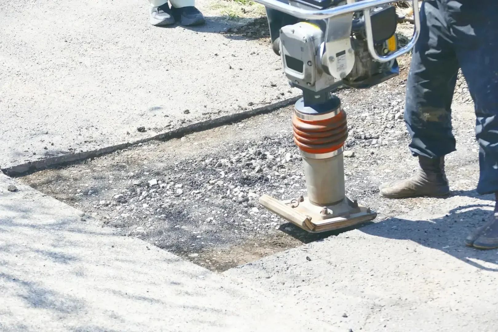 【公共工事メインで安定】30代の経験を評価！月給25万円～｜日祝休み＆長期休暇あり｜資格取得は全額会社負担