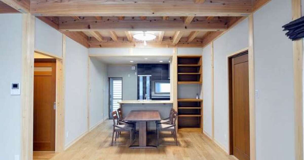 【月給35万円】残業ほぼナシ＆土日祝休み！創業50年の安定企業で働く大工職人／養父市