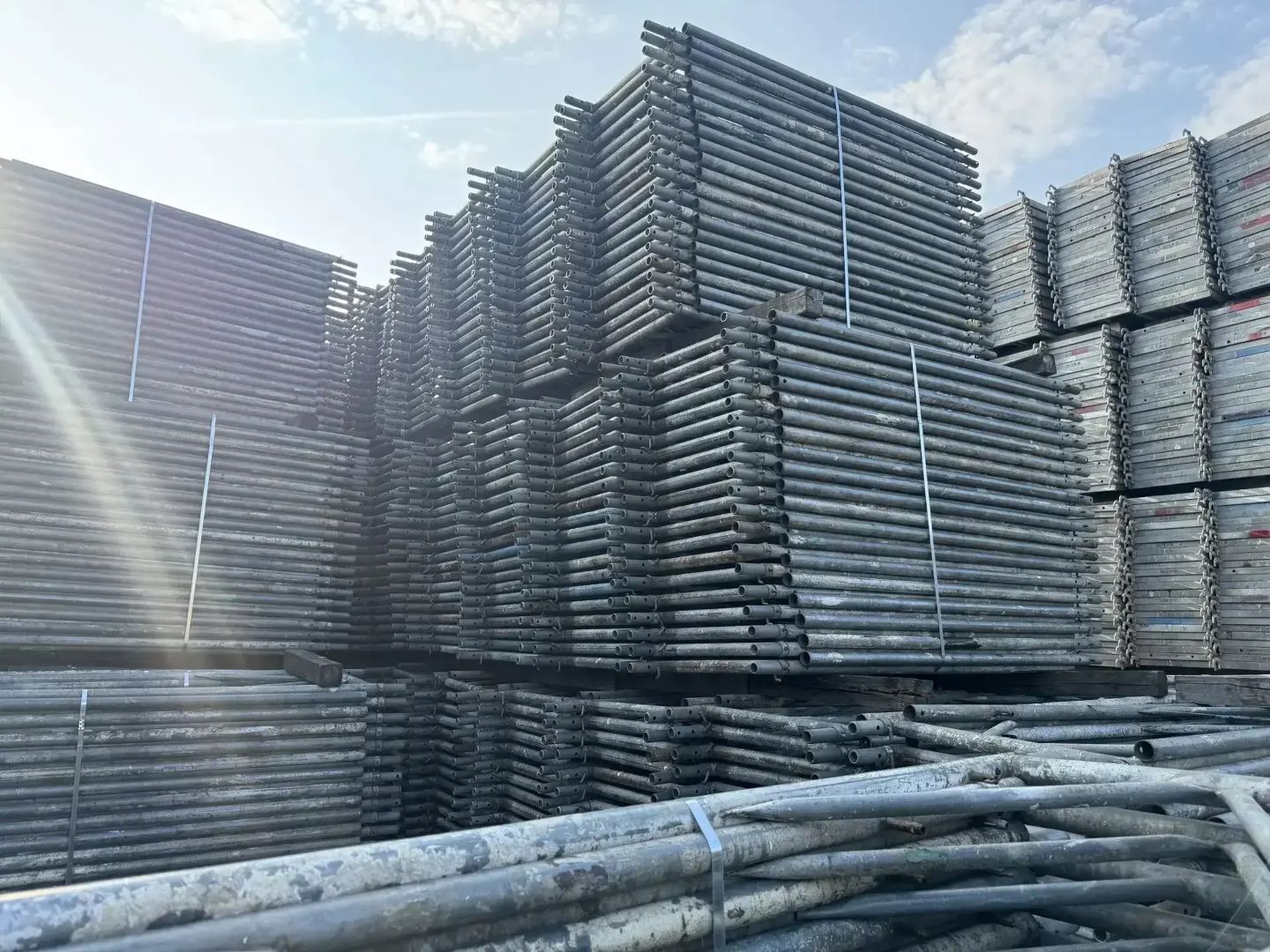 【日給1.6万円／経験者優遇】賞与年2回＆住宅・家族手当！稼げる足場資材ドライバー／社宅あり／朝霞市